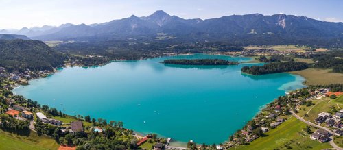 Laghi non solo balneabili ma spesso anche potabili tra fitti boschi di pini sormontati dalle vette delle Alpi. Piste ciclabili trekking, sport acquatici: la Carinzia, la zona più meridionale dell’Austria che confina con l’Italia è la meta perfetta sia per chi ama le vacanze all’insegna dello sport sia per chi ama l’assoluto relax.