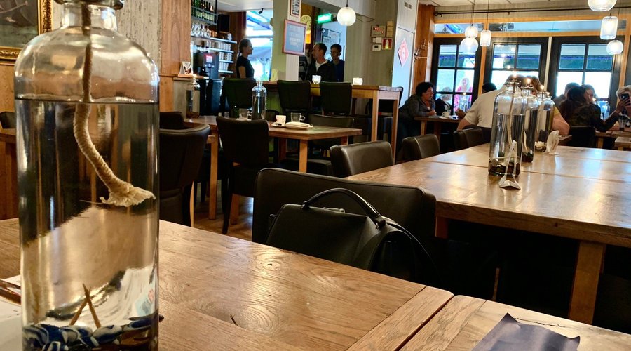 Gemütliches kleines Restaurant / Café mit Terrasse. Freundliches und aufmerksames Personal, lecker Essen. Wir hatten einen Veggieburger, Schnitzel und Tuna - Salat.  Empfehlenswert.
