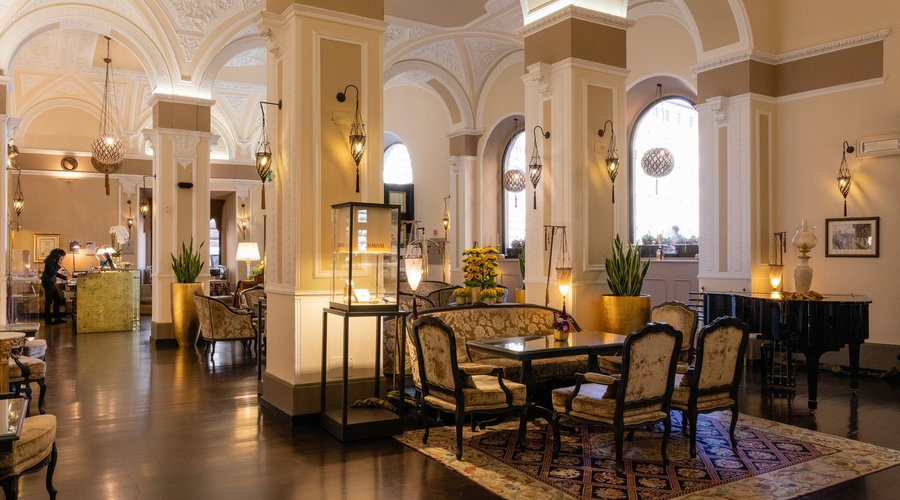 Hall Lounge bar 
