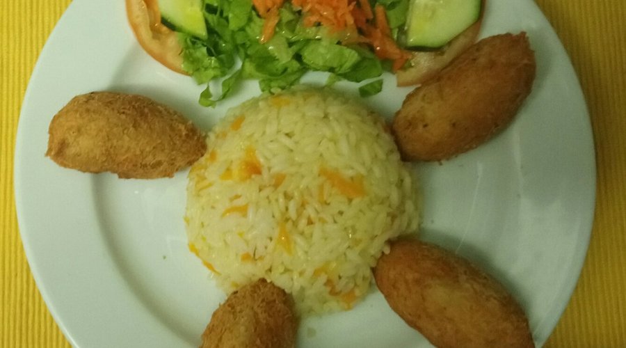 Pastéis de bacalhau com arroz de cenoura