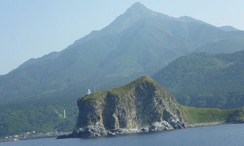 利尻島の鴛泊港から礼文島の香深へ向かうフェリーから、ペシ岬と利尻富士をのぞむ。