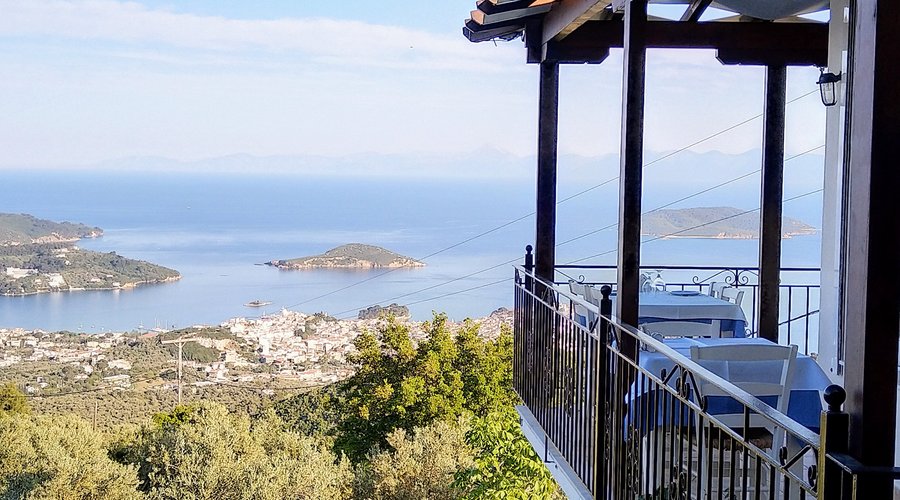 Γεύμα με θέα τη θάλασσα αλλά και τα γύρο νησιά