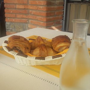 Desayuno "no bufet". Te ponen en tu mesa zumo y agua que no reponen. (sólo llenas dos vasos) y bollería industrial. Una pieza de cada para cada uno. Los propietarios no están durante el desayuno. Nadie repone. 