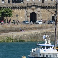 Extérieur de la porte de Dinan vu depuis l'avant-port de Saint-Malo