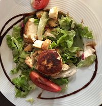 Menu entrée, plat et dessert à 22,90€. Copieux et bon! Terrine de poissons, salade chèvre chaud, confit de canard-pommes de terre sautées, tarte aux pommes et tarte mirabelles.