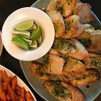 要开始祭五脏庙了。先尝尝再普通不过的Garlic Bread蒜香面包。不禁Wow了起来。虽还没吃尽大江南北也算品尝超过半个世纪的美食。除了一般用来描绘的香,外脆内软等形容词之外这儿的蒜香面包还有一种还不知这么形容的层次和口感。只有四位的我们竟然再添了同量的蒜香面包。在不同的国家也吃过蒜香面包,这回就是无法抗拒除了蒜香以外的香草味Herbal及感觉。旅居日本时,常和较年长的日本朋友一起吃Sashimi刺身及寿司。他们通常都先叫一客寿司煎蛋来尝尝。他们认为如果最基本的煎蛋做得好,就可以放心点其他的食物了。