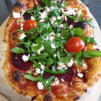 PINSA
Außen knusprig, innen luftig und weich sieht zwar fast aus wie Pizza – ist aber keine. Der Sage nach ist sie uralt. Die Pinsa, vom lateinischen pinsere (zerquetschen), geht auf uralte Rezepte aus dem antiken Rom zurück. Bereits im 1. Jahrhundert v. Chr. beschrieb sie der lateinische Dichter Virgil. Er erzählte, dass Äneas, der Stammvater Roms, dieses Gericht immer dann aß, wenn er nach Latium kam.