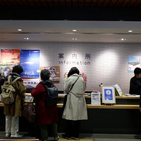 鴛泊港のフェリーターミナル内にあります