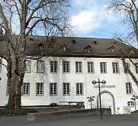 Das Schlosstheater gehört zum Schloss zu Wied und liegt direkt am Rhein. Über den Deich kommt man zum Pegelturm, der schönste Punkt am Rhein. Im Schlosstheater spielt die Landesbühne super Stücke. Für jeden etwas.