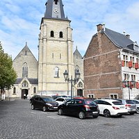 De markt met het stadhuis met daarachter de kerk.