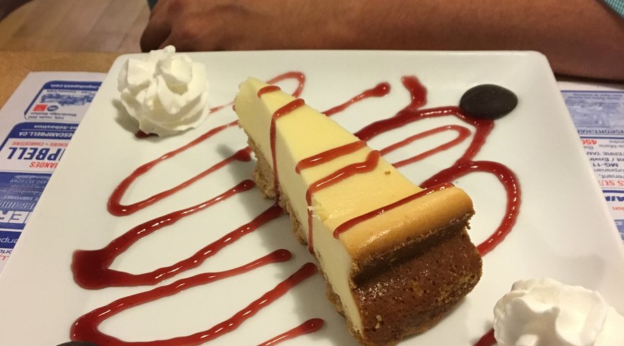 Gâteau au fromage avec coulis de framboise