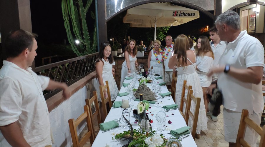 Una cena inolvidable para celebrar los 50 años de casados de Felix y Angelines, los abuelos de la familia. El pescado a la sal, espectacular. La decoración de la mesa, la atención del personal en todo momento fue espectacular. La atencion de Antonio en todos los momentos de la celebración hicieron de la misma un exito. Muy recomendable, y una buena relacion calidad/precio.