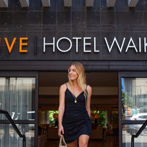 Vive Hotel Waikiki in Oahu, image may contain: Living Room, Couch, Home Decor, Chandelier