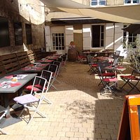 Terrasse d'été ombragée.