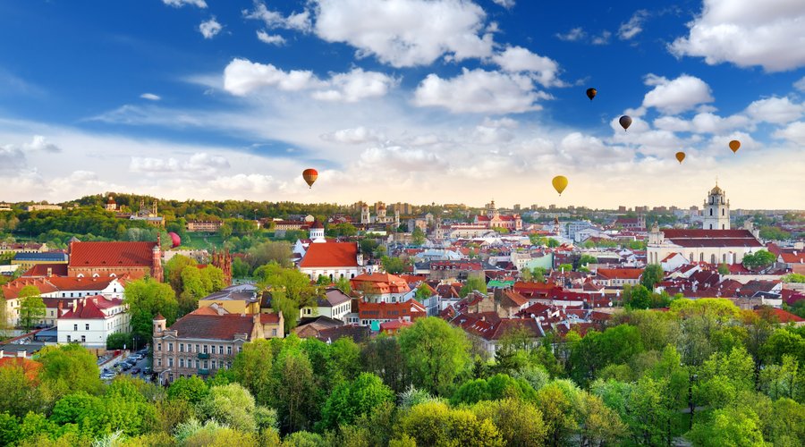 Wenn Vilnius immer noch nicht auf Ihrem Radar der Ziele auftaucht, die Sie unbedingt besuchen sollten, ist es jetzt an der Zeit! Bis zu 55 Direktverbindungen zum internationalen Flughafen Vilnius machen eine schnelle Städtereise zum Kinderspiel. Die Stadt ist grün, voller kultureller Vielfalt und gemütlich kompakt. So können Sie in kurzer Zeit nicht nur sehen, sondern auch schmecken und in die Seele der Stadt eintauchen. Kommt es uns nur so vor oder planen Sie bereits einen Wochenendtrip?