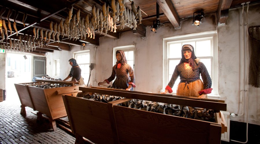Een van de exposities. Visschoonmaken in de vishangen.