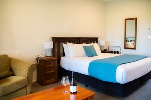 Carrick Lodge Motel in Cromwell, image may contain: Furniture, Bedroom, Indoors, Couch