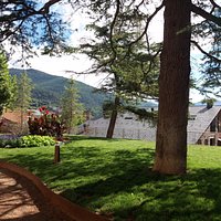 Bonita plaza del Pati Palau Episcopal. La han arreglado con una fuente bonita en la entrada y cerca hay un mirador desde donde se ven las montañas del Cadí.
