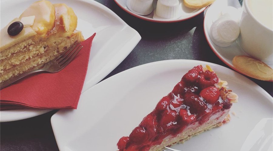 バウムクーヘンの王様。
 店内のカフェは落ち着いていて、リラックスできます。ケーキがとにかくゴージャスです。