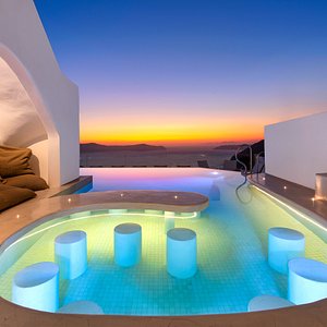 Athina Luxury Suites, hotel in Fira
