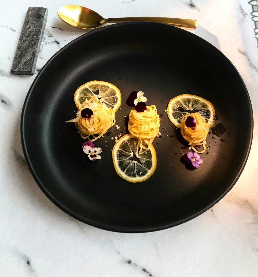 El tagliolini al limón se viste de gala cuando lo montamos en plato negro