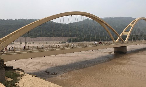 Vyhlídková oblast Xiaolangdi Yellow River. Most pod přehradou v místě Wengkou.