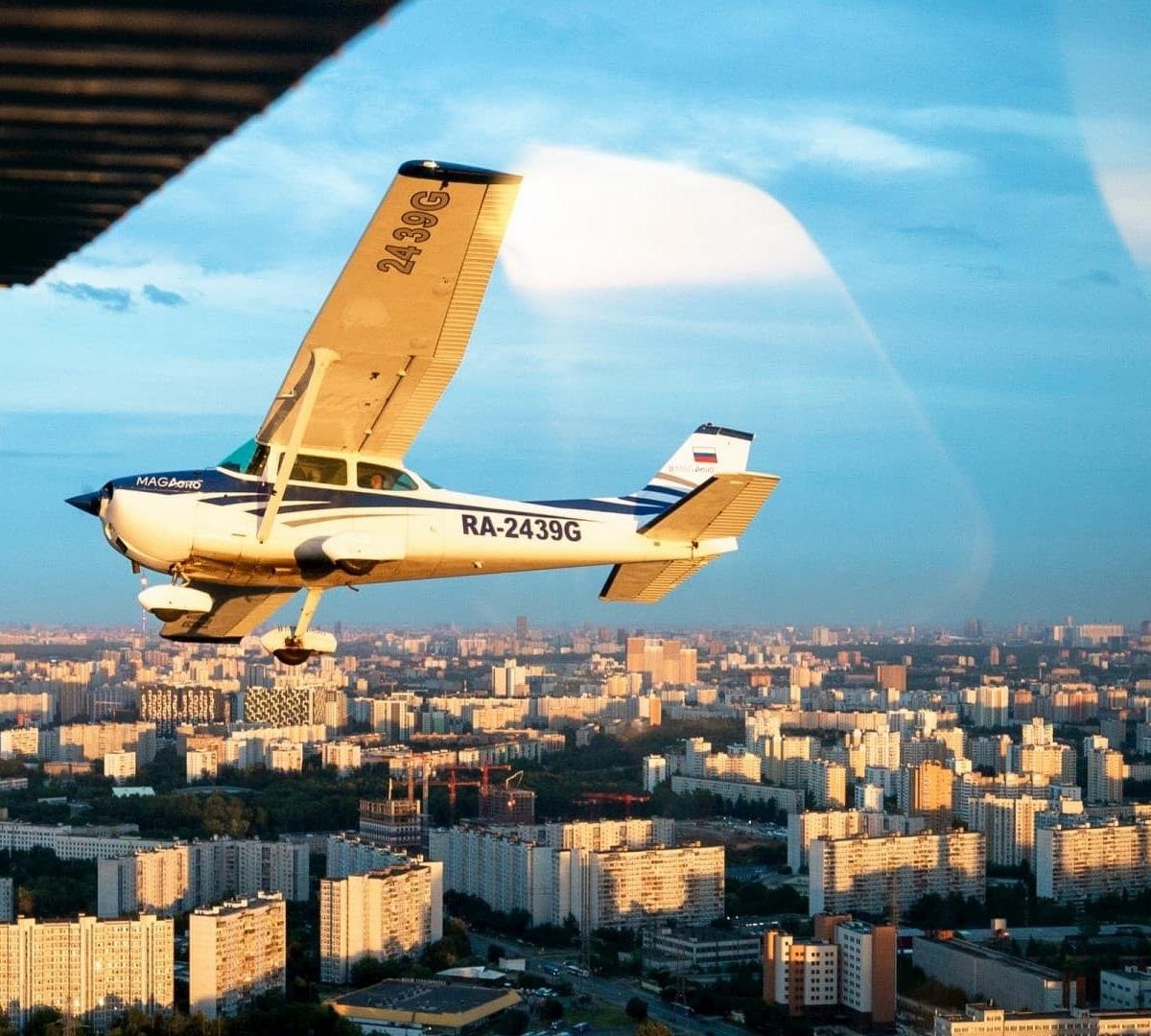 Flight to moscow. Самолет над Москвой. Полёт над Москвой. Полет на самолете над Москвой. Экскурсионный самолет.