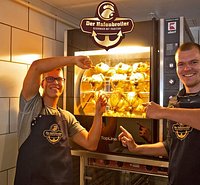 Das ist Kult! Wismar hat wieder eine Broilerbar
Robert Kurowski (30) und Markus Fitze (29) bieten Speisen und Getränke wie zu DDR-Zeiten an.
1,3Kg Broiler aus Schleswig Holstein.
Die Schürzen sind aus Plastikmüll gefertigt, der aus Ozeanen gefischt wurde.