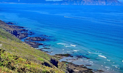 Da die vorhandenen Parkplätze meistens besetzt sind empfiehlt es sich das Auto beim Praia de Liméns abzustellen und die 10 Minuten quer über Land zu gehen. Im Hintergrund die Cies Inseln.