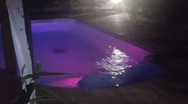 Piscine éclairée la nuit 