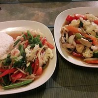 Thai-Gemüse mit Reis und Garnelen