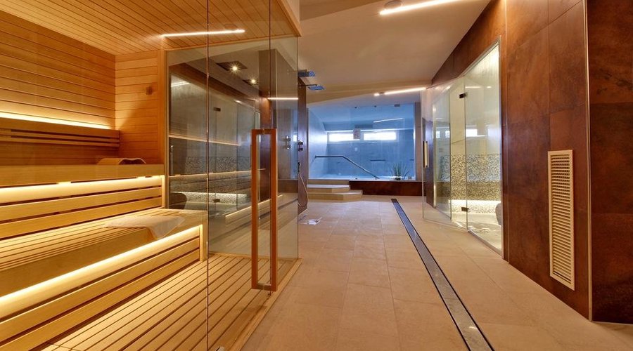 Wellness con Sauna, Bagno Turco, docce emozionali e Piscina con idromassaggi e giochi d'acqua