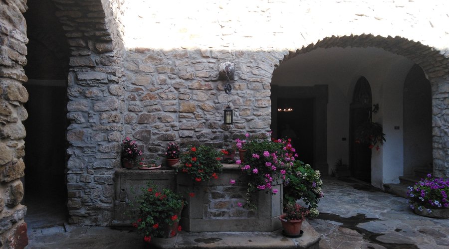 Cortile interno del castello , dove viene servita la splendida colazione. L'antico Pozzo