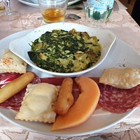 Assiette alpine, avec oreilles d'âne, tourtons, ravioles, charcuterie (et radis et melon)