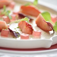 Blanc manger, fraises, gelée de fleurs de cerisiers, pousses de shiso
Almond Blanc manger, strawberries, cherry blossoms jelly, shiso sprouts
自家製ブランマンジェ 苺と桜風味ゼリー 赤シソスプラウト