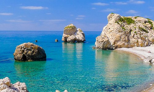 Солнечный остров Кипр богат не только живописной природой вообще, но и красочными местами, овеянными древними мифами. Среди них можно выделить Петра-ту-Ромиу - пляж Афродиты. Существует поверье, что именно здесь богиня красоты и любви вышла из морской пены. Согласно легенде, чтобы обрести красоту и вернуть молодость, нужно несколько раз проплыть вокруг камня Афродиты. Сюда легко добраться из Ларнаки, куда Аэрофлот ежедневно выполняет три регулярных рейса. #ИдеиДляПутешествия