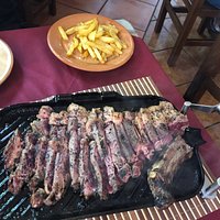 Hemos parado para seguir nuestra ruta y nos hemos desplazado un poquito y ha merecido la pena 100%, el camarero muy educado y la comida impresionante. Si volvemos a pasar volveremos El mejor salmorejo que he probado nunca y la carnaza. 🤤🤤🤤sin palabras.