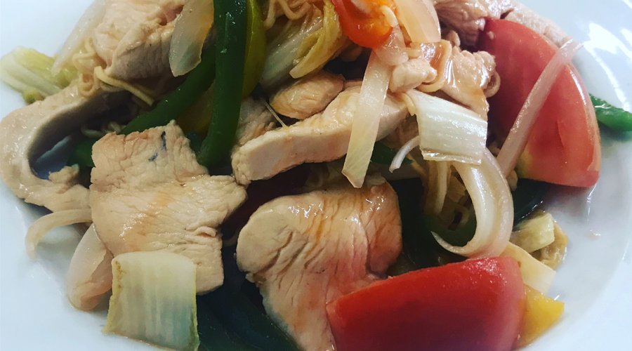 Куриная грудка обжаренная с китайской лапшой и овощами! Вкуснотища!