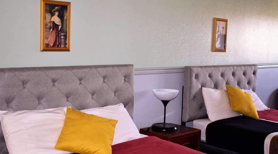 Double queen-size bedroom 