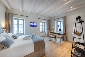 Room & Suite