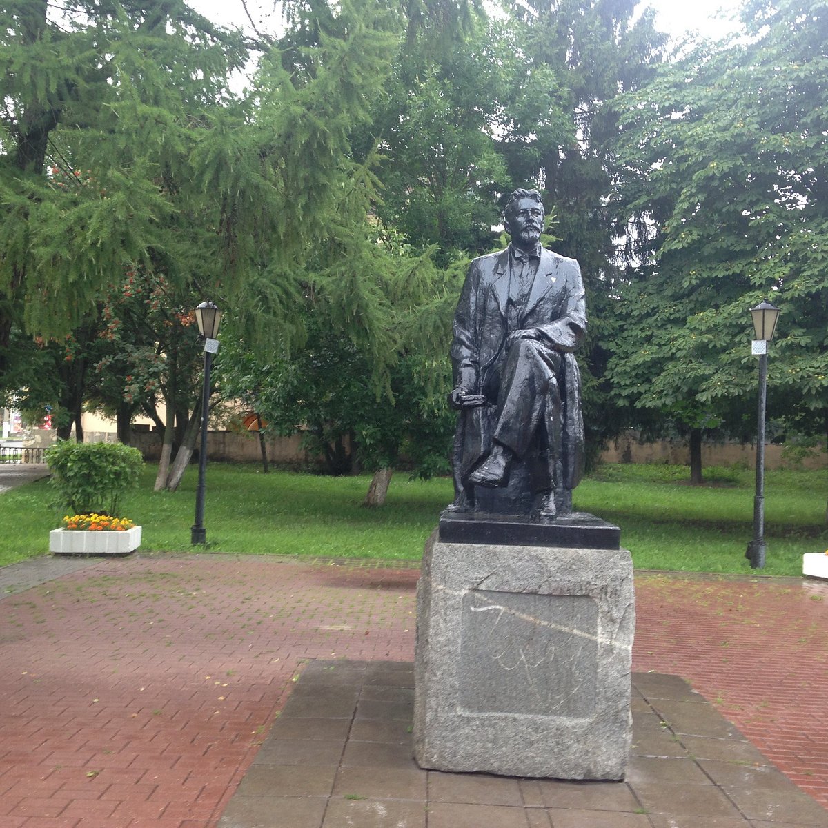 Памятник Чехову в городе Чехов. Памятник Чехову в Звенигороде. Памятник Чехову (Улан-Удэ). Памятник Чехову в Таганроге.