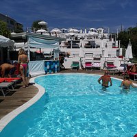 Piscina piccola con bar