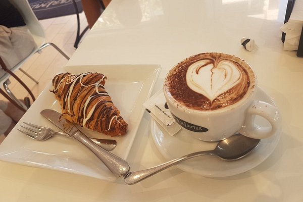 Taza y plato de café con leche ⋆ Cafes Ibiza