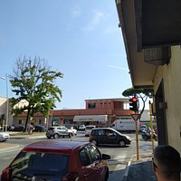 a 10 minuti dalla strada dell'albergo entrando in tante stradine tenendo sempre come riferimento la chiesa di Sant'Antonio nella piazza San Francesco e le poste come riferimento proseguire costeggiando queste due strutture andando sempre diritto in fondo a questa via si tiene poi la destra e si arriva alla stazione ci vogliono proprio 10 minuti non c'è bisogno del taxi o sennò c'è l'autobus 21 31 che si trova alla fermata davanti alla chiesa di Sant'Antonio di Viareggio.