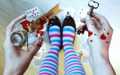 Alice. Elle va vous faire porter le chapeau ! 
