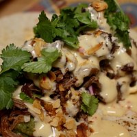 Kebab de costilla asada y fruta de la pasión.