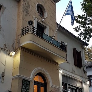 Πρόκειται για ένα διαμάντι! Ο Δημήτρης και οι Θεανώ με το μεράκι και την αγάπη τους σε αυτό που κάνουν ,είναι παράδειγμα προς μίμηση. Οι λέξεις δεν μπορούν να περιγράψουν ότι βιώνεις στην Ηλιόπετρα. Σεβασμός και ειλικρινές ενδιαφέρον στον επισκέπτη που γίνεται φίλος . Πρέπει να ζήσεις στους χώρους του ξενώνα,να ταξιδέψει το βλέμμα από τις όμορφιες γωνιές του κήπου. Πρωινό που δεν βρίσκεις πουθενά!Καθημέρινά διαφορετικό με πολλες εκπλήξεις. Μεζέδες και ρακί του φίλου Δημήτρη ασύγκριτοι. Μπράβο !
