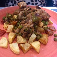 Heura con verduras (Heura, patatas, cebolla, guisantes, pimientos rojo y verde, zanahorias y champiñones) Heura with vegetables (Heura, potatoes chips, onion, peas, red and green pepper, carrots and mushrooms)