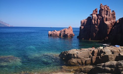 Rocce Rosse. Brilla acqua cristallina.