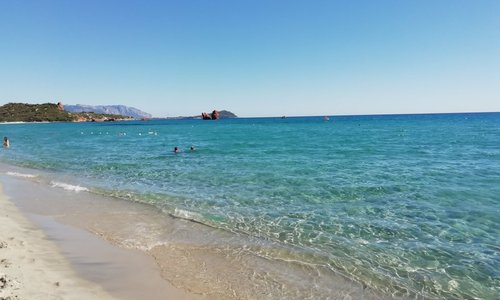 Spiaggia di Cea. Dall'azzurro intenso al celeste chiaro. Acque cristalline e lucenti